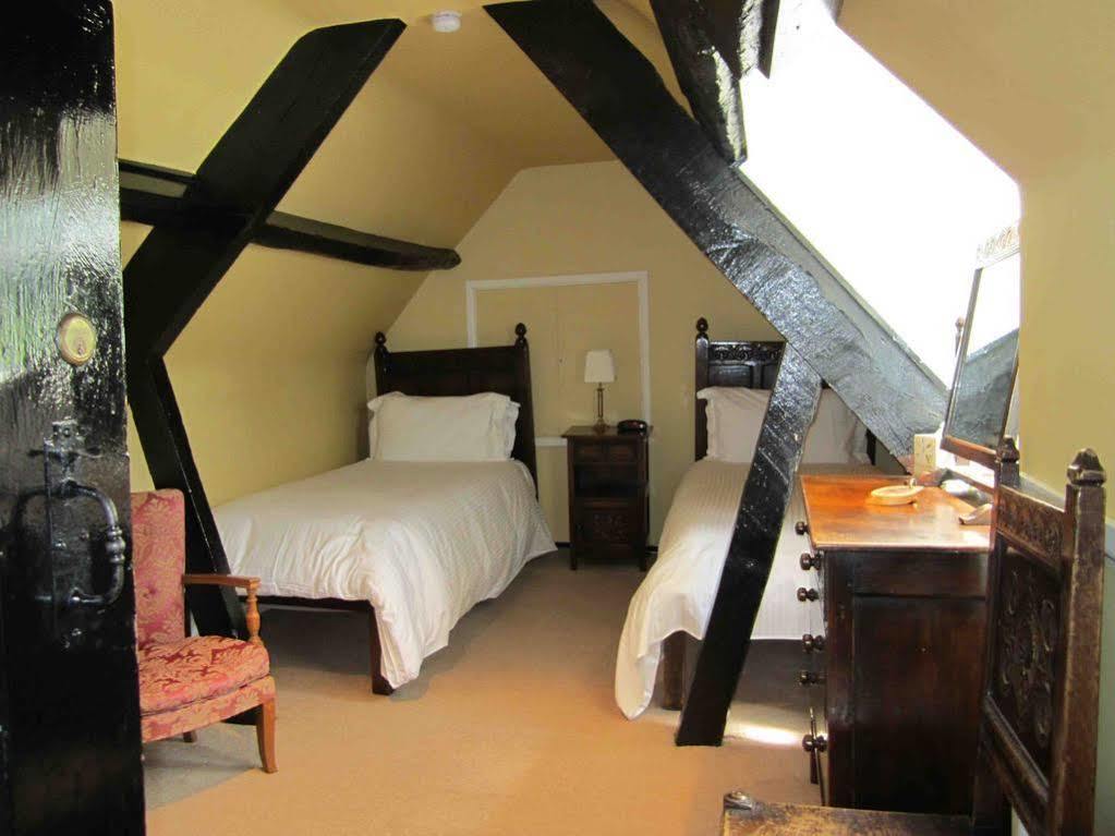 The Three Cocks Coaching Inn Glasbury Экстерьер фото